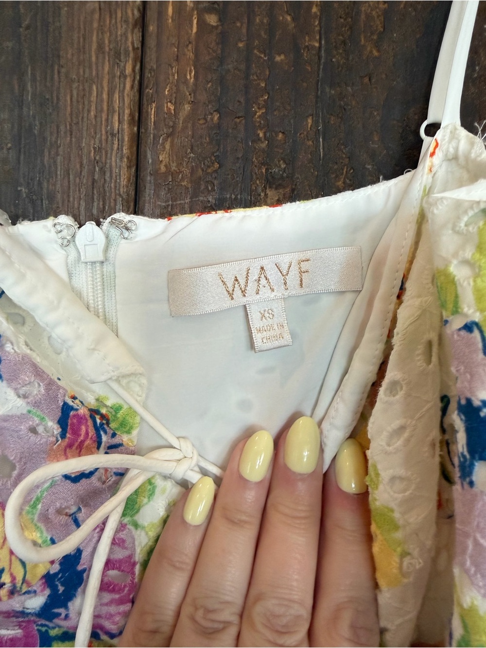 WAYF white midi dress with a colorful floral pattern and tiered skirt. - Picture 4 of 10
